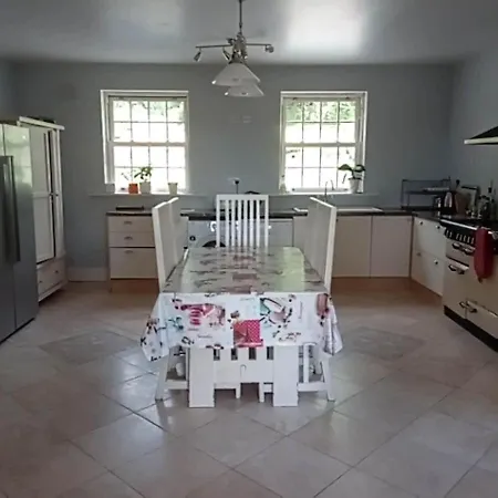 Tinnakilly Lodge, Spaciously Luxurious Near Wicklow بيت للعطل *